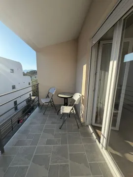 Natkrivena terasa sa stočićem i dvije stolice. - image 7