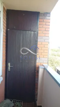 Terasa sa tamnim drvenim vratima i zidom od opeke. - image 10