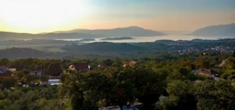 Panoramski pogled na zaliv i okolna brda u daljini. - image 6