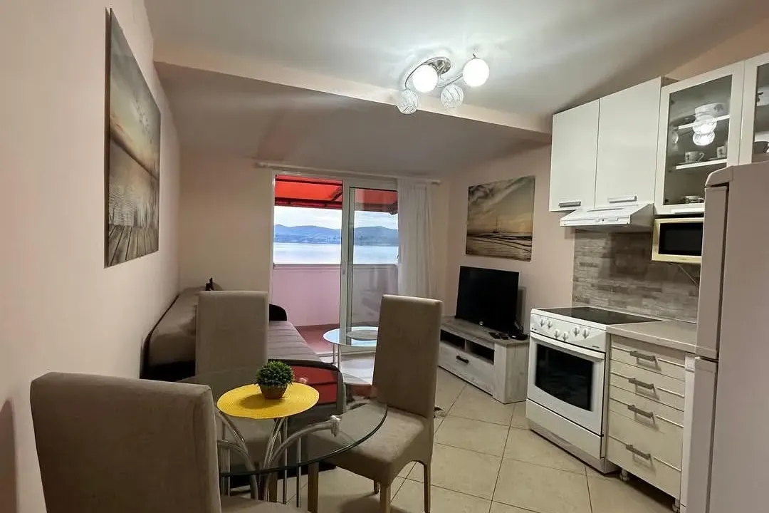 Izdavanje, jednosoban stan, 40m², Tivat, Crna Gora