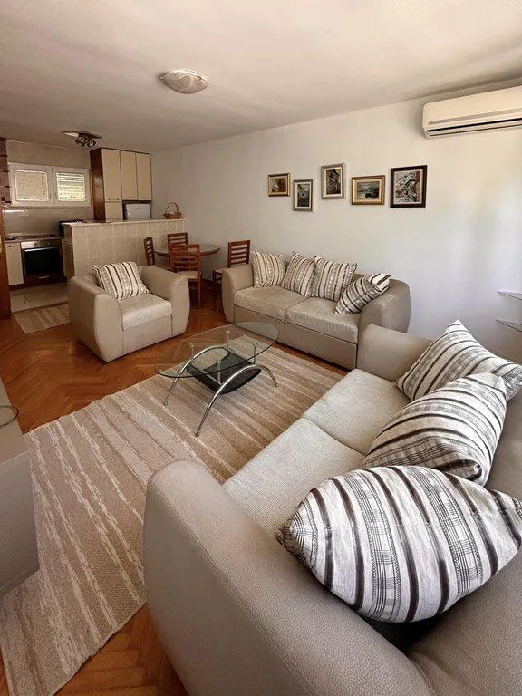 Izdavanje, jednosoban stan, 52m², Centar, Podgorica