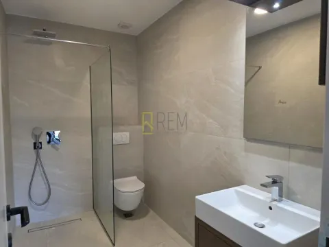 Izdavanje, trosoban stan, 163m², Dalmatinska ulica, Podgorica - image 17