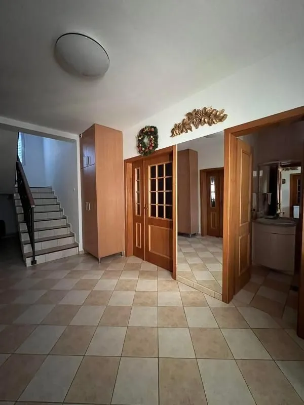 Izdavanje, kuća, 400m², Zlatica, Podgorica