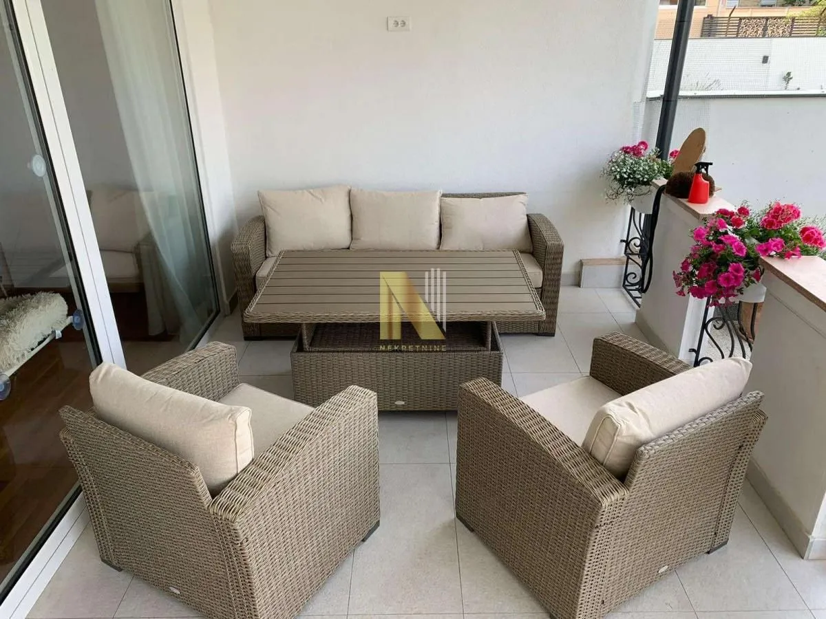 Izdavanje, kuća, 250m², Lipov gaj, Novi Sad Sve Podlokacije