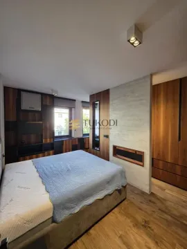 Moderna spavaća soba sa bračnim krevetom i ugradnim drvenim plakarima. - image 11