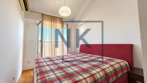 Spavaća soba sa bračnim krevetom i izlazom na balkon. - image 7