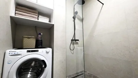 Moderno kupatilo sa tuš kabinom i veš mašinom. - image 9
