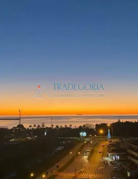 Pogled na more i gradski pejzaž u sumrak sa terase nekretnine. - image 20