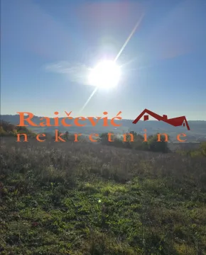 Pogled na zemljište i okolni pejzaž sa sunčanim nebom. - image 2