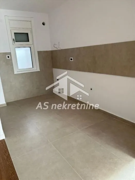 Izdavanje, trosoban stan, 71m², Čubura, Beograd