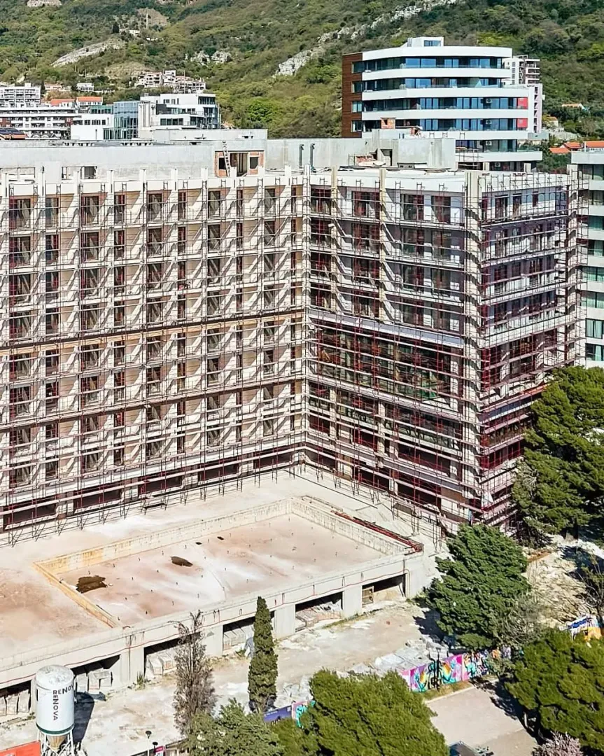 Pogled iz vazduha na stambenu zgradu u izgradnji sa skelama.