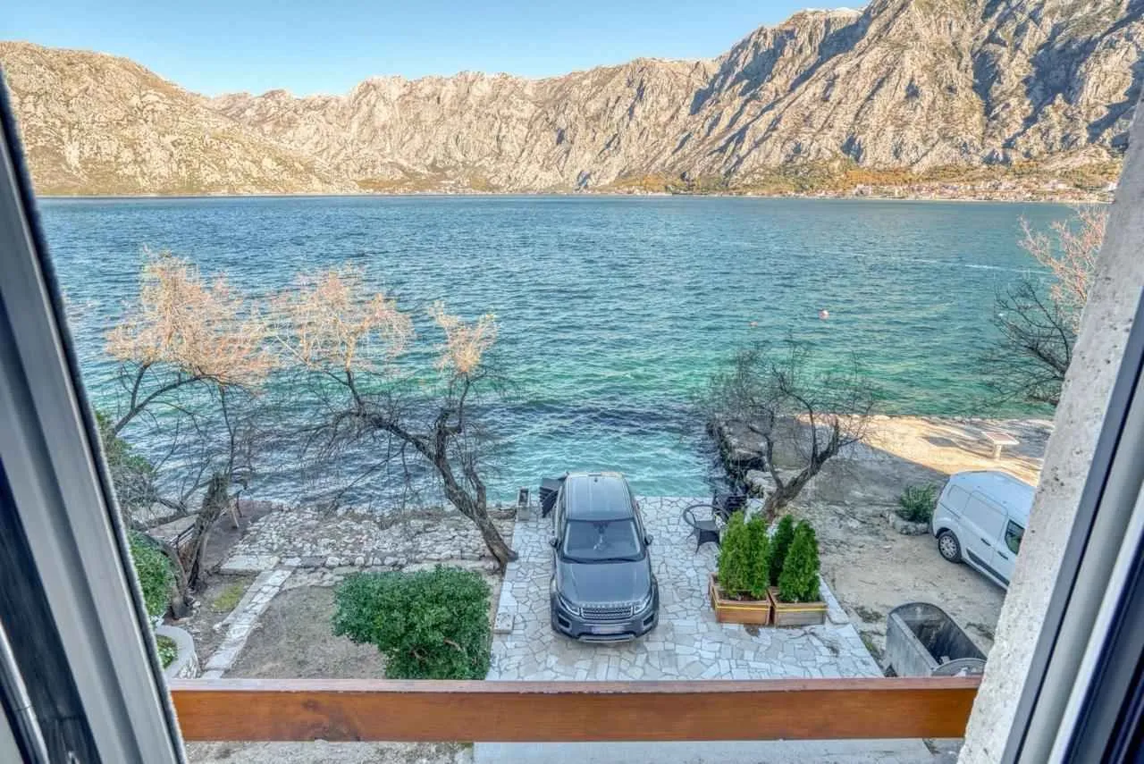 Pogled sa prozora na more i planine.