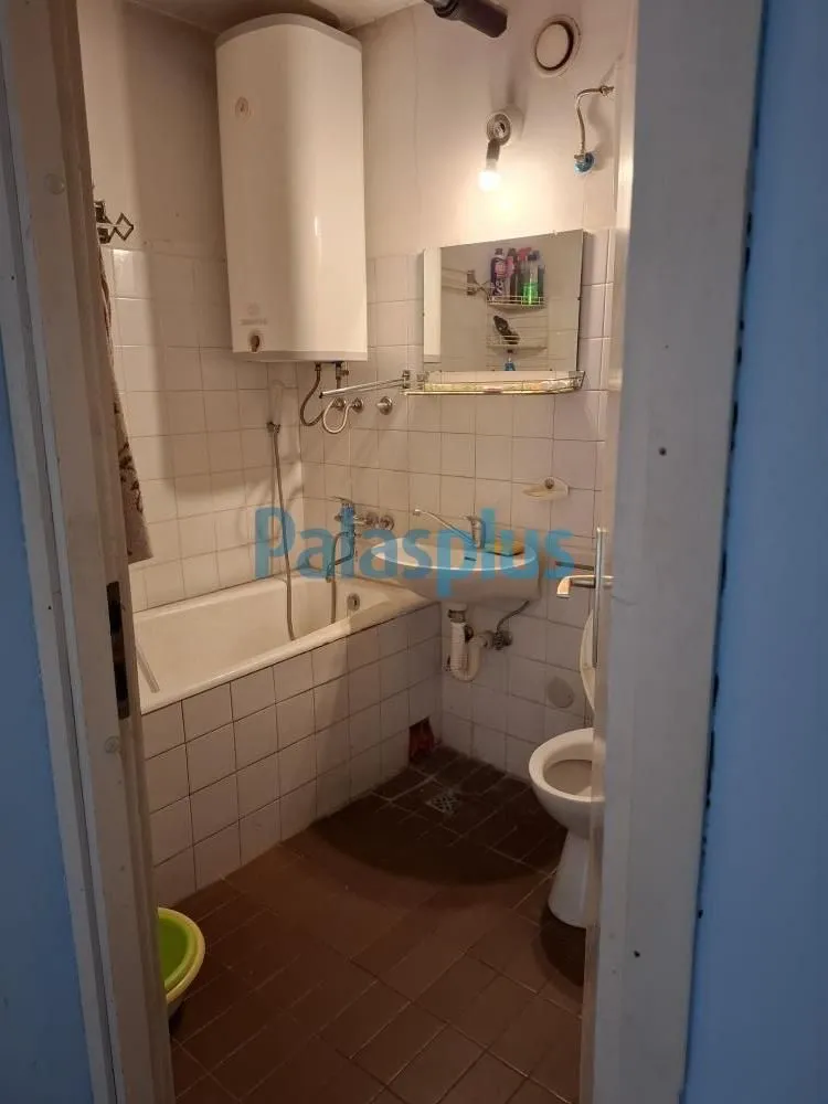 Manje kupatilo sa kadom, wc šoljom, umivaonikom i bojlerom.