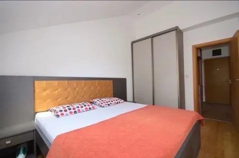 Namještena spavaća soba sa bračnim krevetom i ugradnim ormarom. - image 4