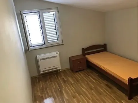 Izdavanje, kuća, 200m², Stari Aerodrom, Podgorica - image 9