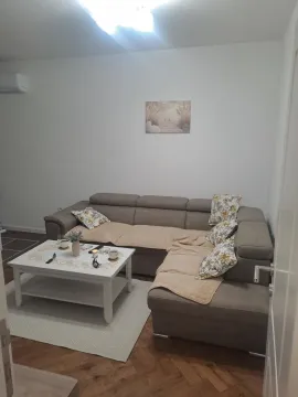 Dnevna soba sa ugaonom garniturom, stočićem i tepihom. - image 3