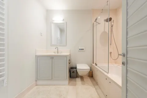 Svijetlo kupatilo sa umivaonikom, WC šoljom i kadom sa staklenom pregradom. - image 15