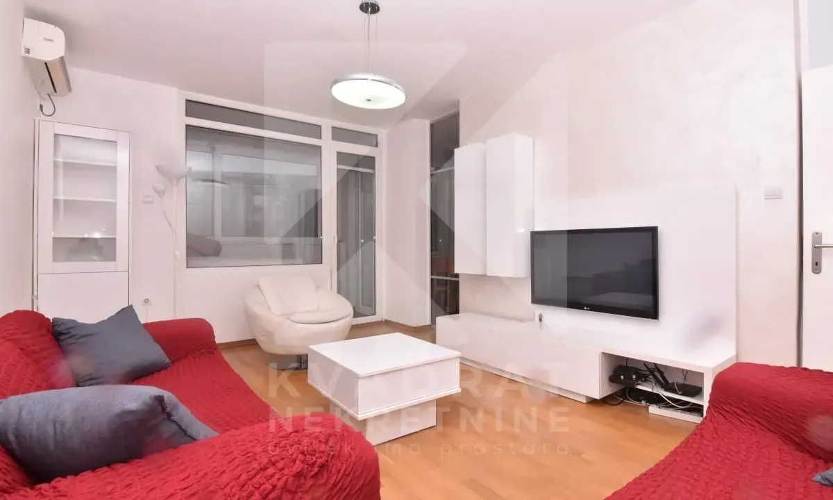 Izdavanje, dvosoban stan, 76m², Blok 6, Podgorica