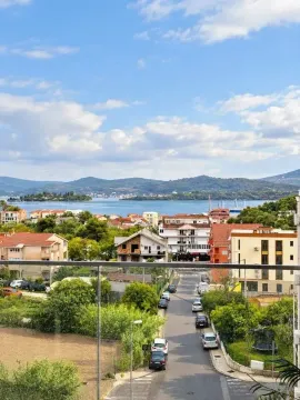 Pogled sa terase na grad, zelenilo i more. - image 3