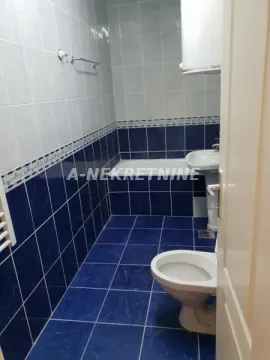 Kupatilo opremljeno sa kadom, umivaonikom i toaletom, obloženo pločicama u plavim tonovima. - image 12