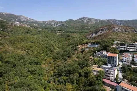 Pogled na brdoviti pejzaž sa zelenilom i okolnim objektima. - image 3