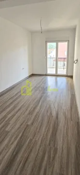 Prazna neuređena soba sa drvenim podom i izlazom na balkon. - image 11