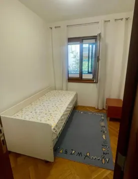 Dječija soba sa krevetom, prozorom i parketom na podu. - image 8