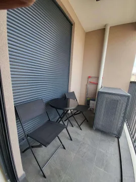 Uski balkon sa dvije sklopive stolice i malim okruglim stolom. - image 15