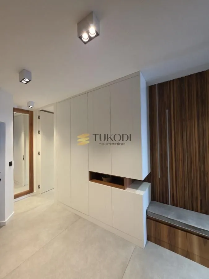 Izdavanje, četvorosoban stan, 137m², Stari grad, Novi Sad