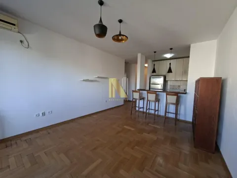 Dnevni boravak sa pogledom na trpezarijski deo i kuhinju. - image 2