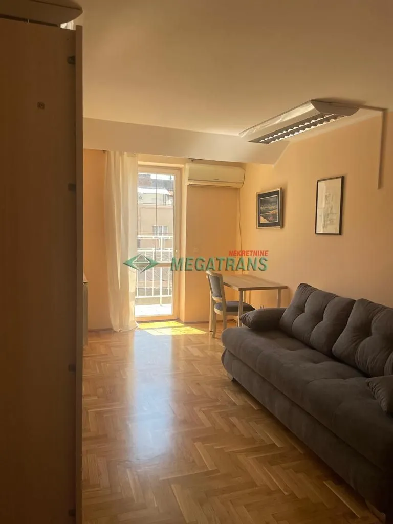 Izdavanje, četvorosoban stan, 130m², Vračar Hram, Vračar Sve Podlokacije