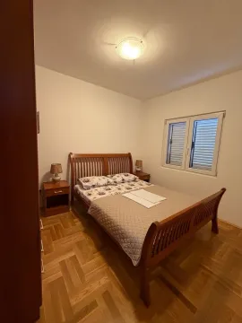 Namještena spavaća soba sa bračnim krevetom, parketom i prozorom. - image 7