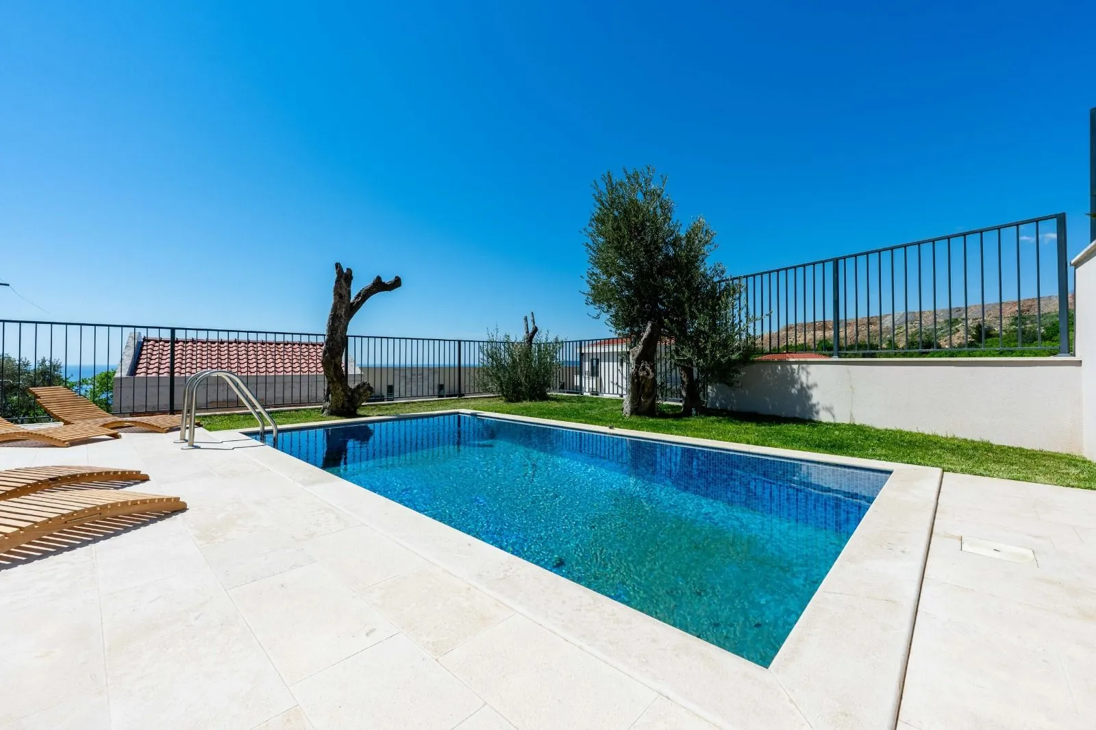 Izdavanje, kuća, 159m², Reževići, Budva
