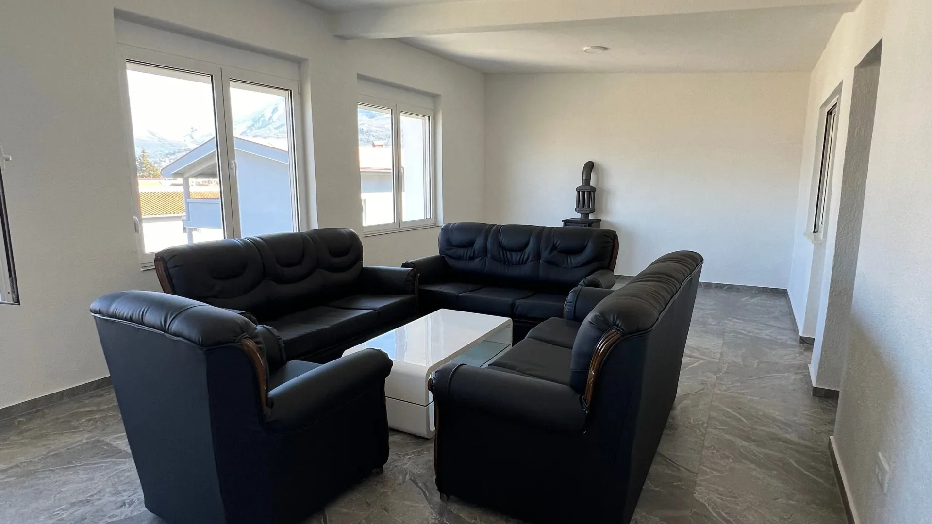 Izdavanje, dvosoban stan, 90m², Tomba, Bar