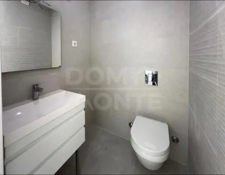Moderno opremljeno kupatilo sa umivaonikom i wc šoljom u neutralnim tonovima. - image 15