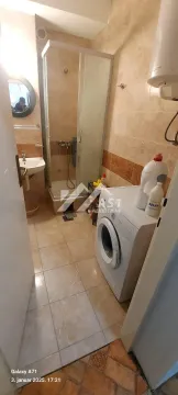 Kupatilo sa tuš kabinom, umivaonikom i veš mašinom. - image 11