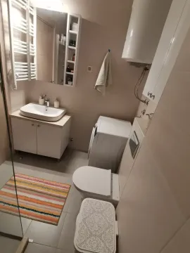 Svijetlo kupatilo sa umivaonikom, toaletom i mašinom za veš. - image 8