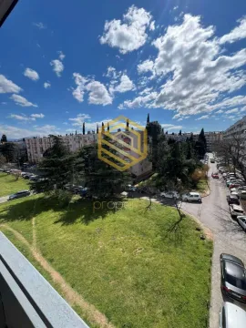 Pogled sa terase na okolno naselje, zelene površine i parkirana vozila. - image 3