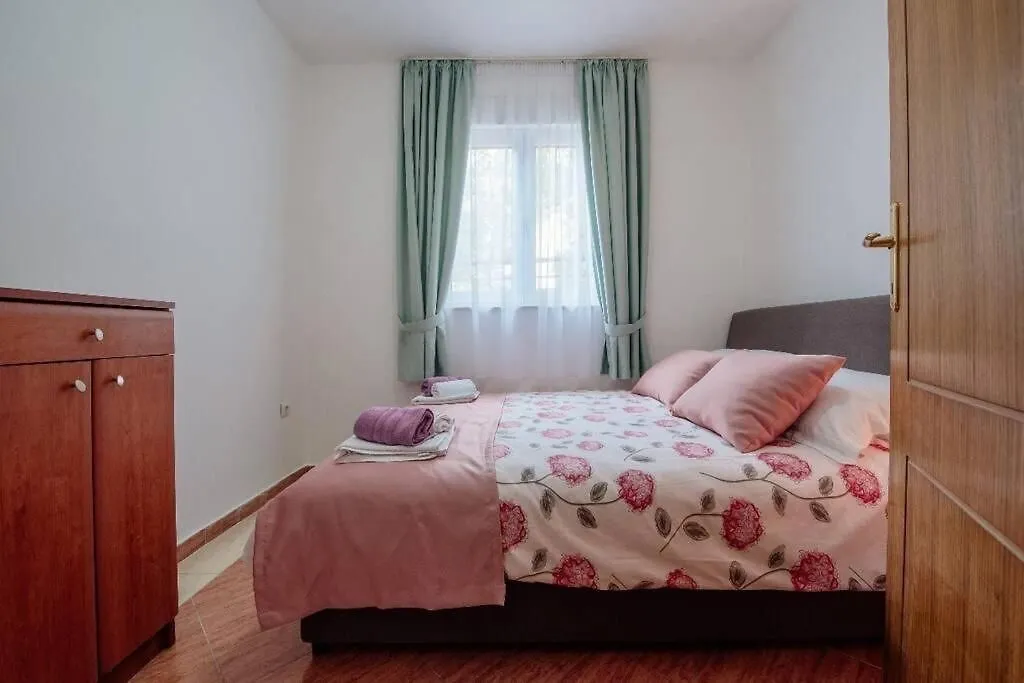 Rent, two bedroom apartment, 60m², Bečići, Budva