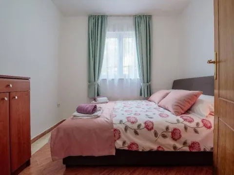 Rent, two bedroom apartment, 60m², Bečići, Budva - image 10