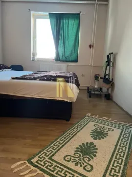 Spavaća soba sa krevetom, prozorom i tepihom na podu. - image 10