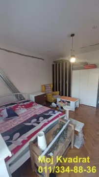 Nameštena spavaća soba sa bračnim krevetom, plakarom i foteljom. - image 4