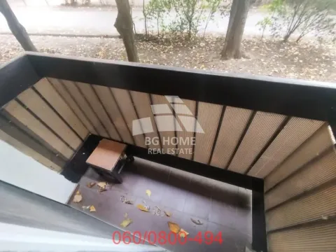 Manji balkon sa pogledom na drveće i ulicu. - image 15