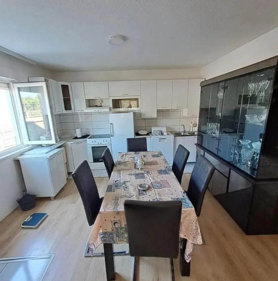 Izdavanje, kuća, 130m², Tološi, Podgorica