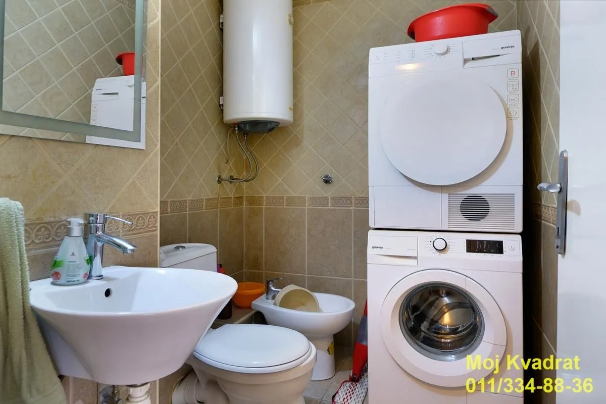 Kupatilo sa umivaonikom, WC šoljom, bideom i mašinom za veš.