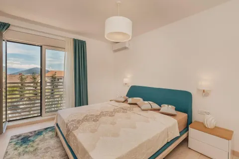 Svijetla spavaća soba sa plavim uzglavljem i izlazom na balkon. - image 8