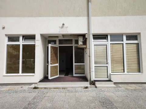 Izdavanje, poslovni prostor, 69m², Centar, Bar - image 5