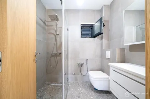 Moderno opremljeno kupatilo sa tuš kabinom i ugradnim sanitarijama. - image 11