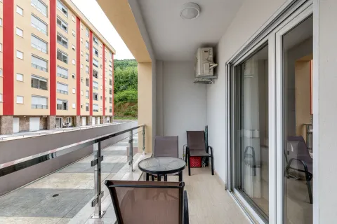 Namtještena terasa sa garniturom za sjedenje i pogledom na susjednu zgradu. - image 6