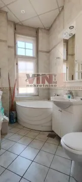 Kupatilo opremljeno sanitarijama, ugaonom kadom i prozorom. - image 11